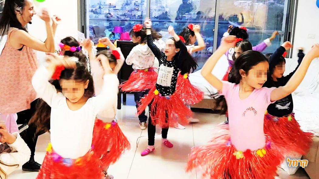 רוקדות עם רוני - 073-7025425